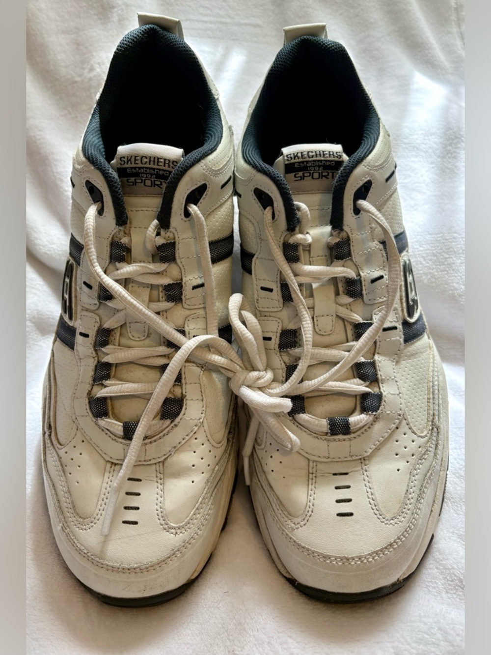 Skechers Men's White and Navy Blue Athletic Sneakers EUC